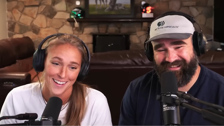 Kylie McDevitt y Jason Kelce se ríen de su defecto