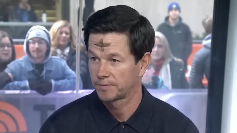 Mark Wahlberg con cenizas en el rostro