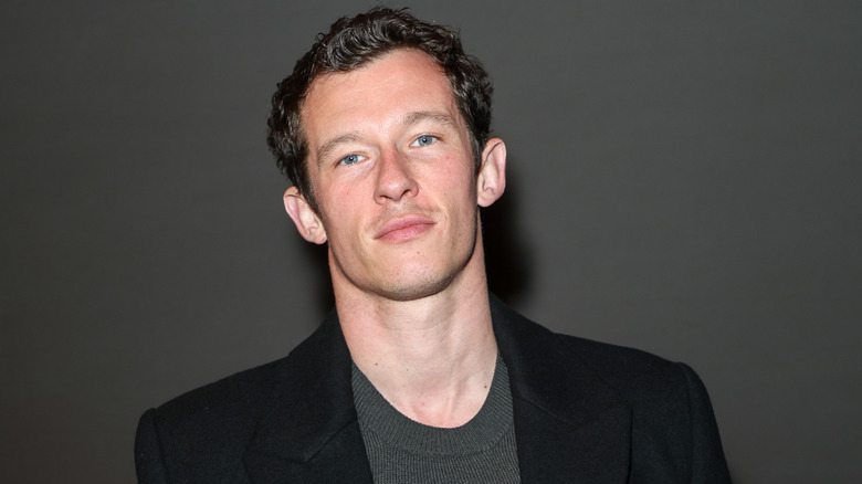 Callum Turner posando