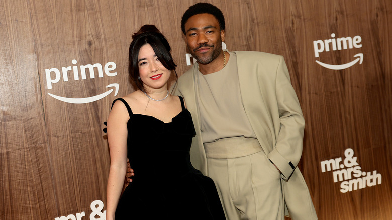 Donald Glover Maya Erskine posando