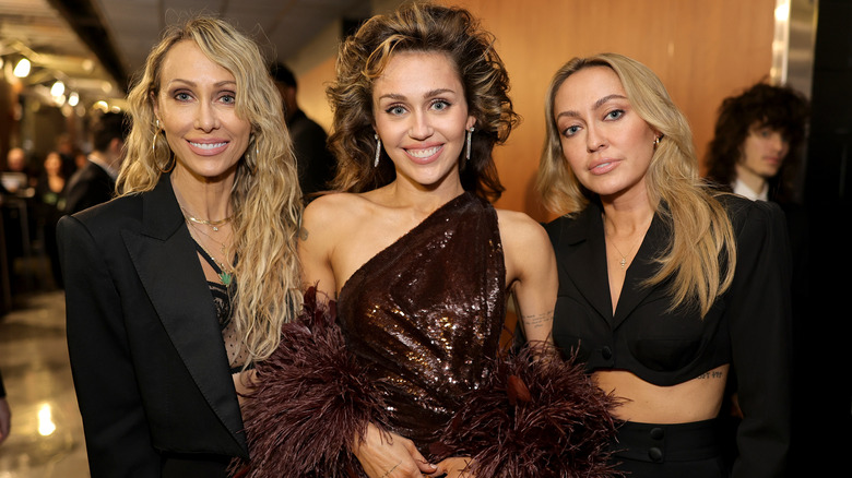 Tish, Miley y Brandi Cyrus posando