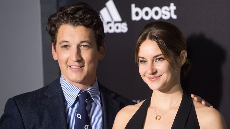 Miles Teller y Shailene Woodley posando