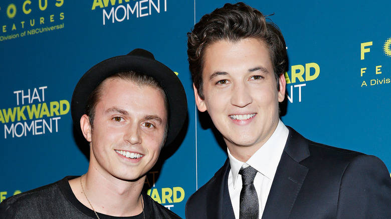 Kenny Wormald y Miles Teller sonriendo