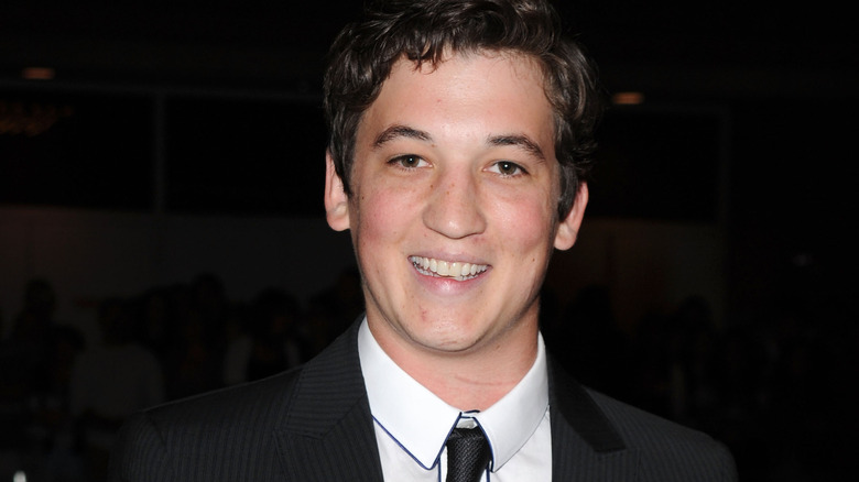 Miles Teller sonriendo