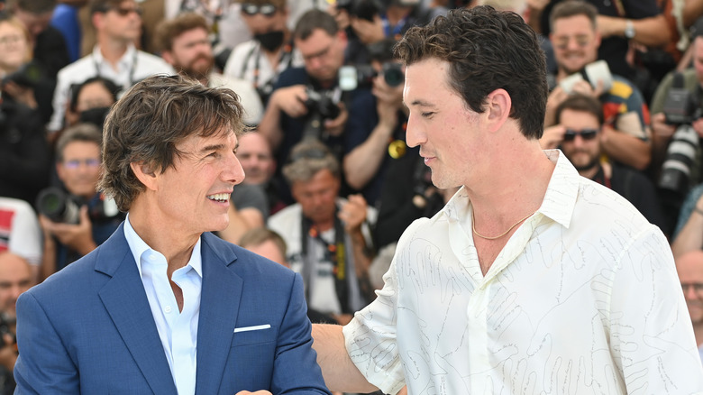 Tome Cruise y Miles Teller riendo