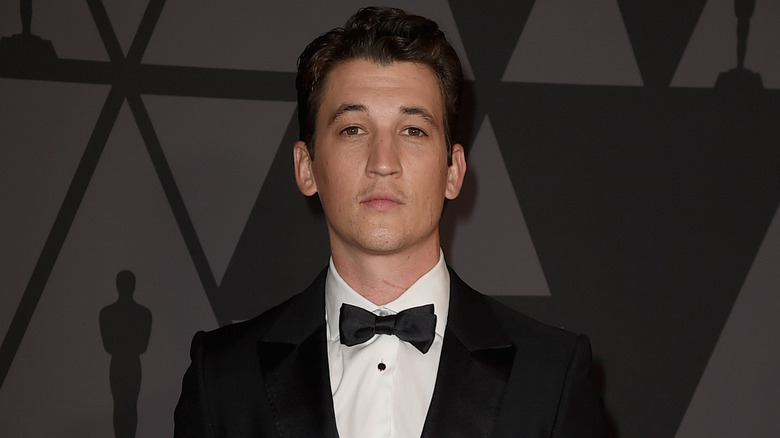 Miles Teller posando en esmoquin