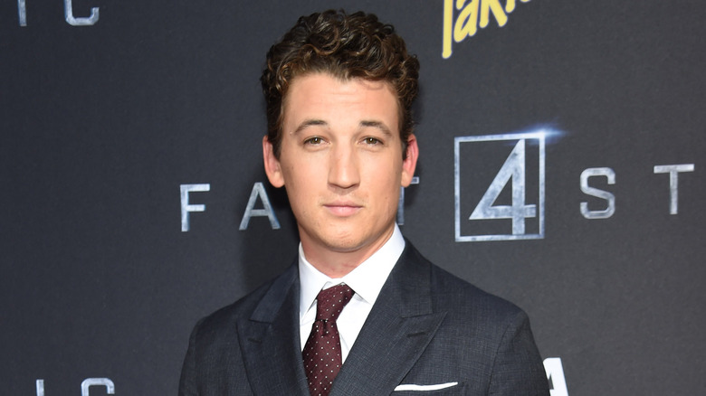 Miles Teller posando con traje