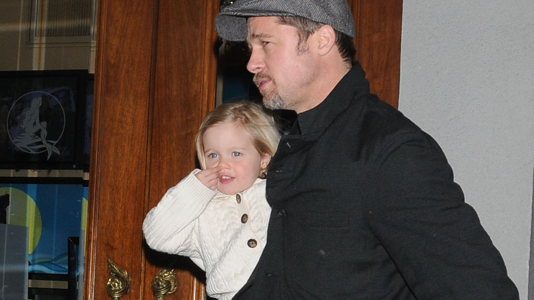 Brad Pitt sosteniendo a Shiloh Jolie-Pitt 