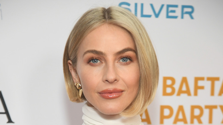 Julianne Hough con pelo rubio corto