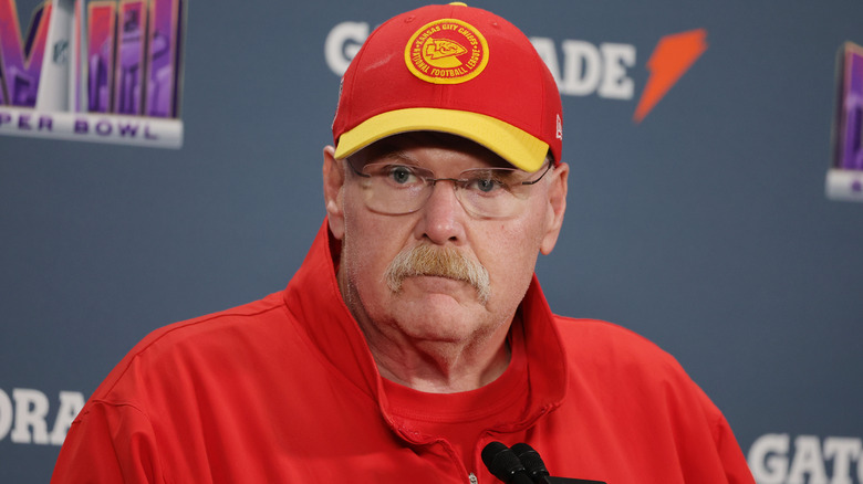 Andy Reid con gorra de los Chiefs frente a los micrófonos