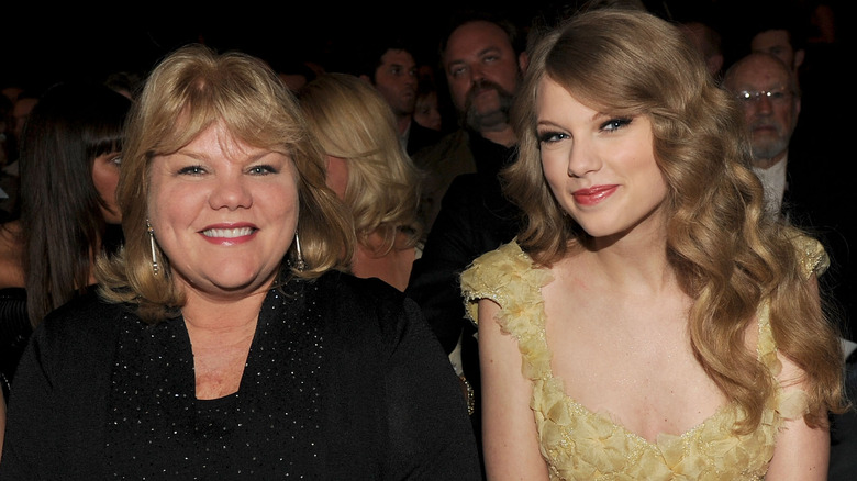 Taylor y Andrea Swift sonriendo