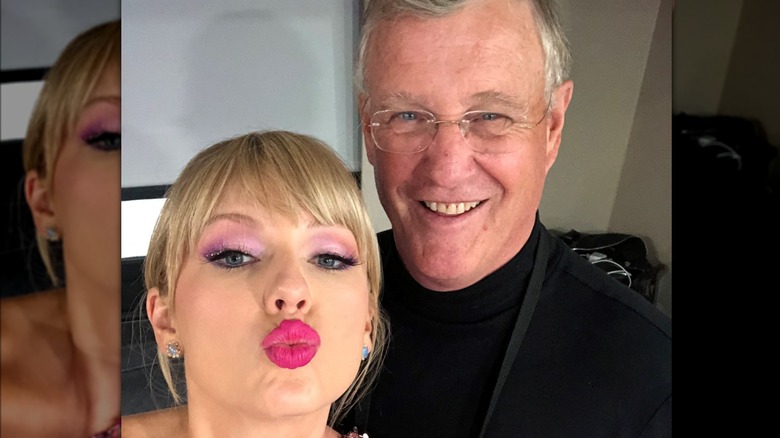 Taylor y Scott Swift posan juntos