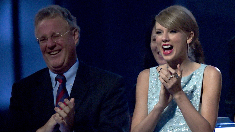 Scott y Taylor Swift aplaudiendo y sonriendo