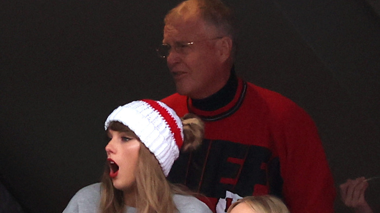 Scott y Taylor Swift viendo un partido de fútbol