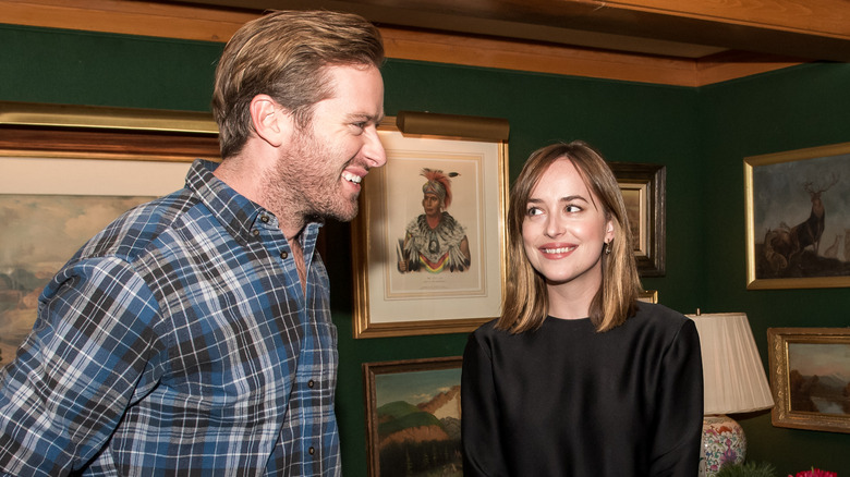 Dakota Johnson mirando a Armie Hammer