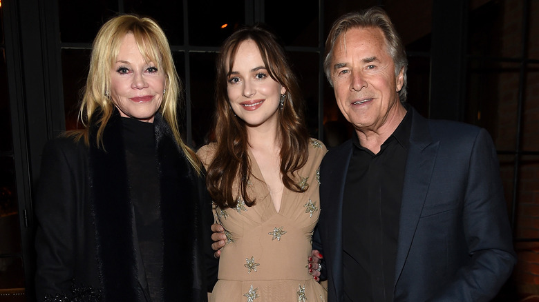 Dakota Johnson posando con Melanie Griffith y Don Johnson