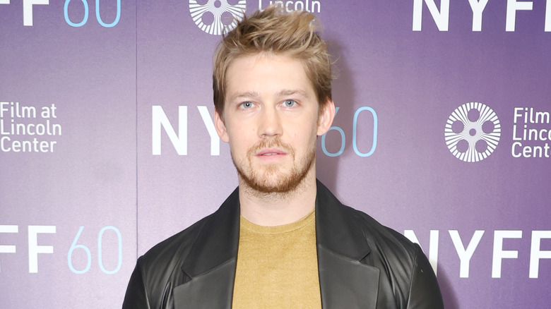 Joe Alwyn en la alfombra roja 