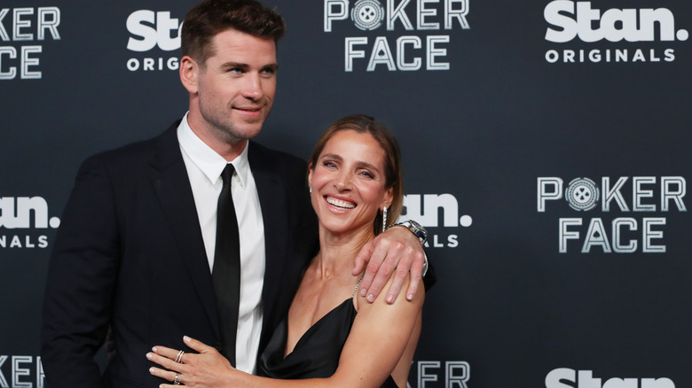 Elsa Pataky y Liam Hemsworth abrazados