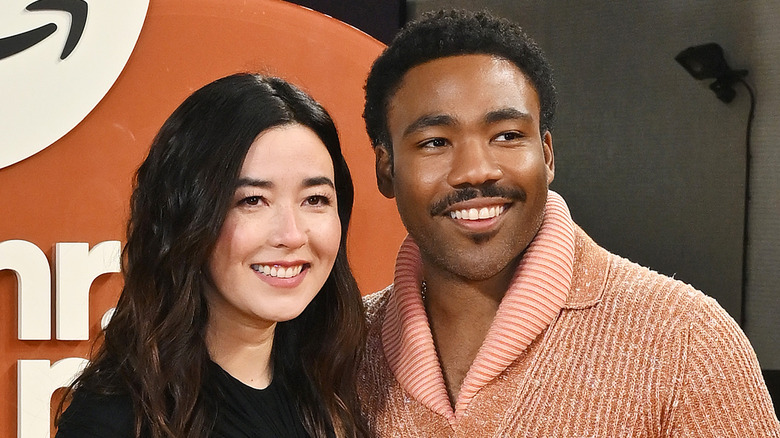 Donald Glover Maya Erskine sonriendo