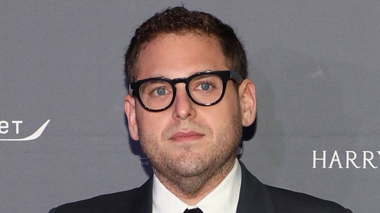 Jonah Hill con gafas en la alfombra roja