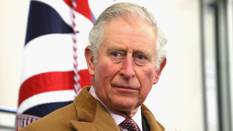 El rey Carlos frente a la bandera Union Jack