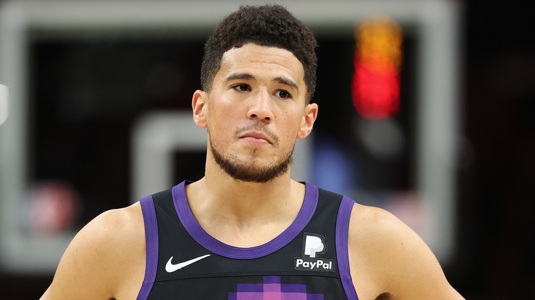 Devin Booker luciendo triste