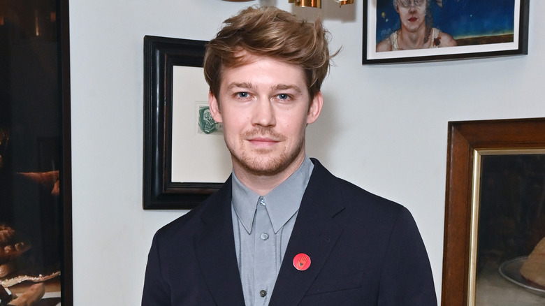 Joe Alwyn posando