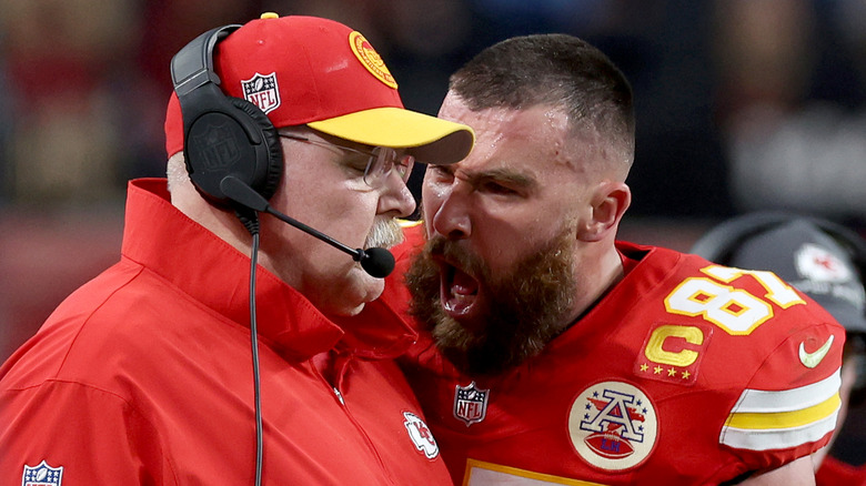 Travis Kelce gritándole a Andy Reid