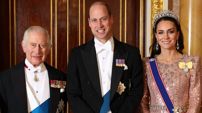 El rey Carlos III, el príncipe William y la princesa Kate posando