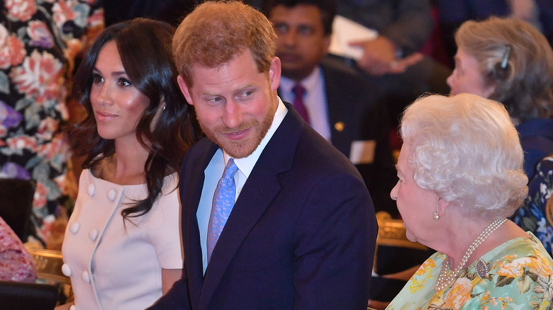 Los Sussex y la reina Isabel