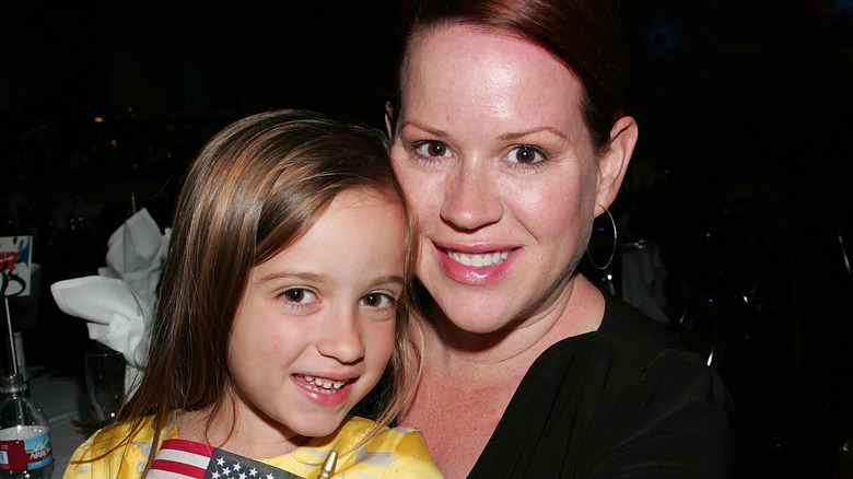 Mathilda Gianopoulos sentada con Molly Ringwald 