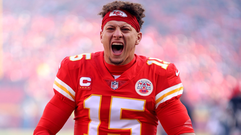 Patrick Mahomes gritando en el campo de fútbol