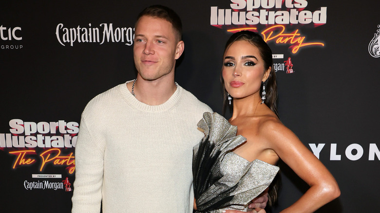 Christian McCaffrey y Olivia Culpo posando