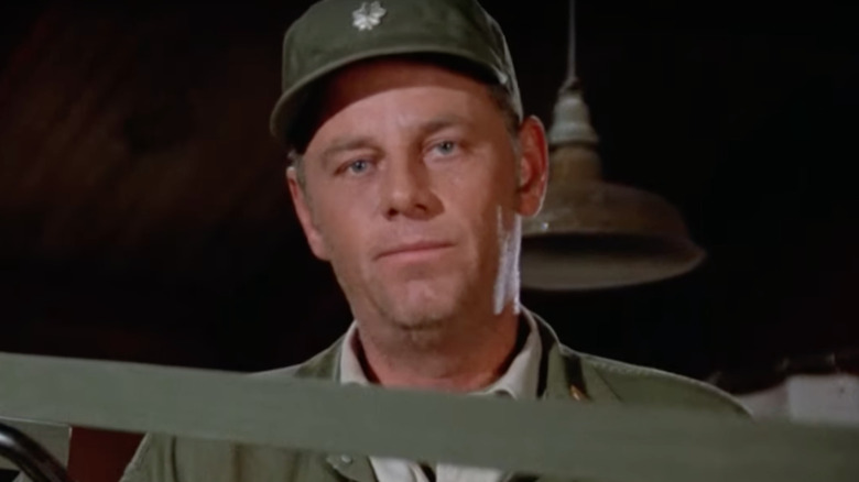 McLean Stevenson vestido de verde