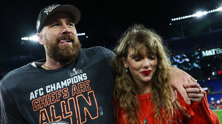 Travis Kelce y Taylor Swift sonriendo