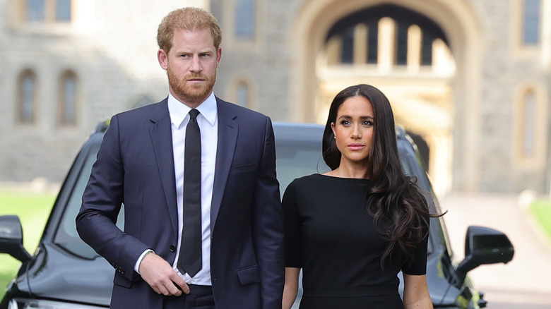 El príncipe Harry y Meghan Markle caminando