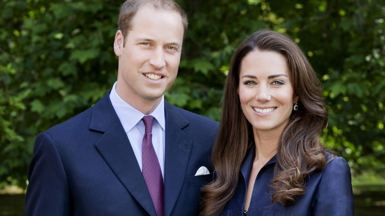 El príncipe William y Kate Middleton sonriendo al aire libre