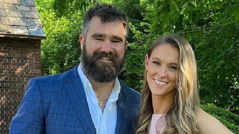 Jason Kelce y Kylie McDevitt sonríen