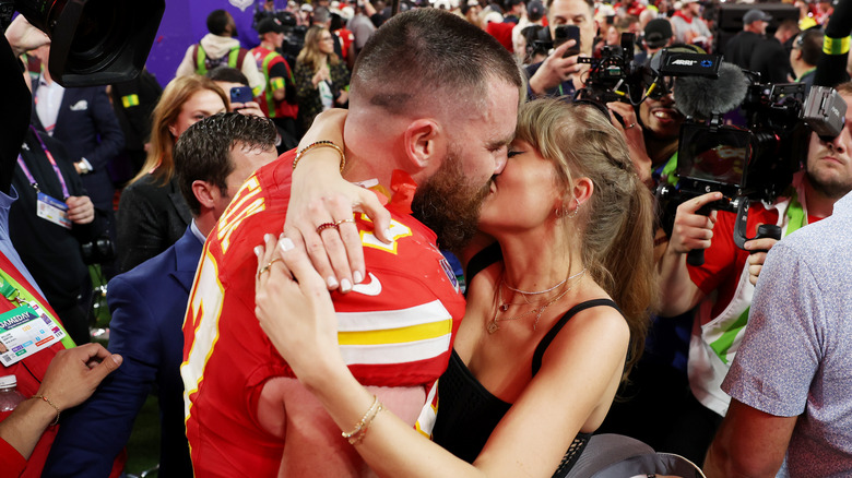 Travis Kelce besando a Taylor Swift