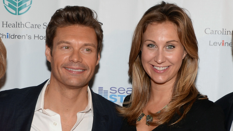 Ryan Seacrest posa con su hermana