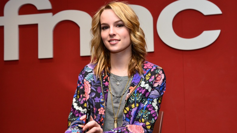 Bridgit Mendler sonriendo