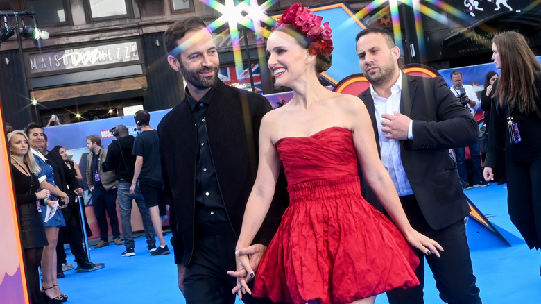 Benjamin Millepied sonriendo a Natalie Portman