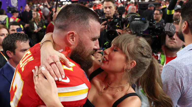 Travis Kelce y Taylor Swift se abrazan