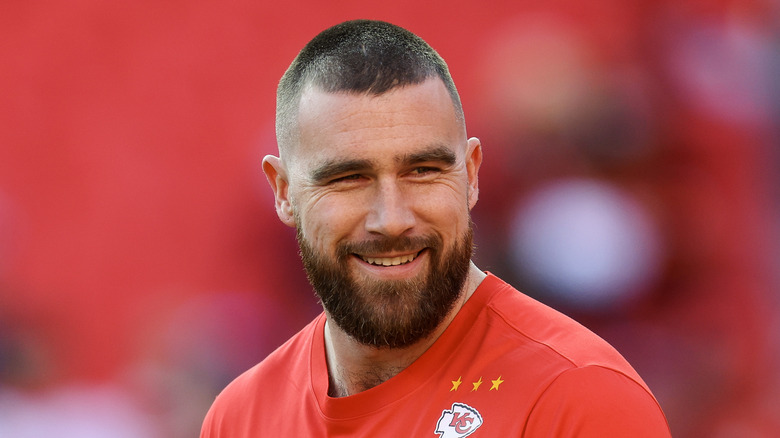 Travis Kelce sonriendo