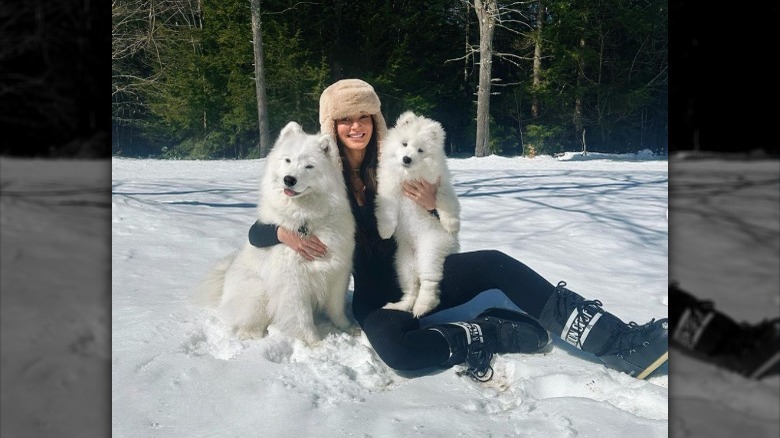 Kristin Juszczyk sonriendo con sus perros