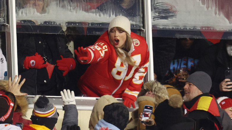 Taylor Swift con chaqueta de los Chiefs