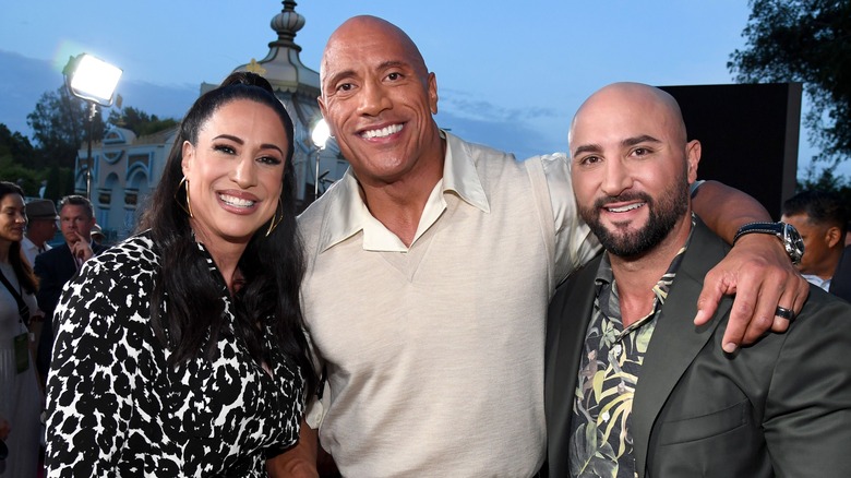 Dany García, Dwayne Johnson y Dave Rienzi posan