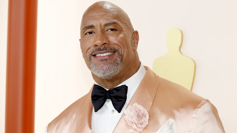 Dwayne Johnson con esmoquin color salmón