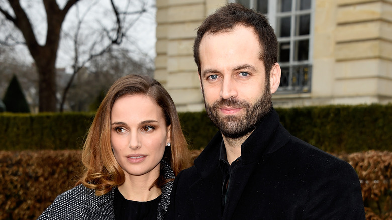 Benjamin Millepied y Natalie Portman posando al aire libre