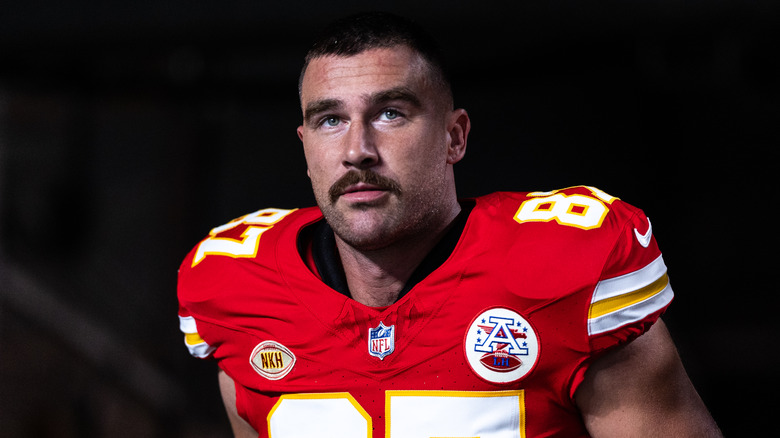 Travis Kelce posando